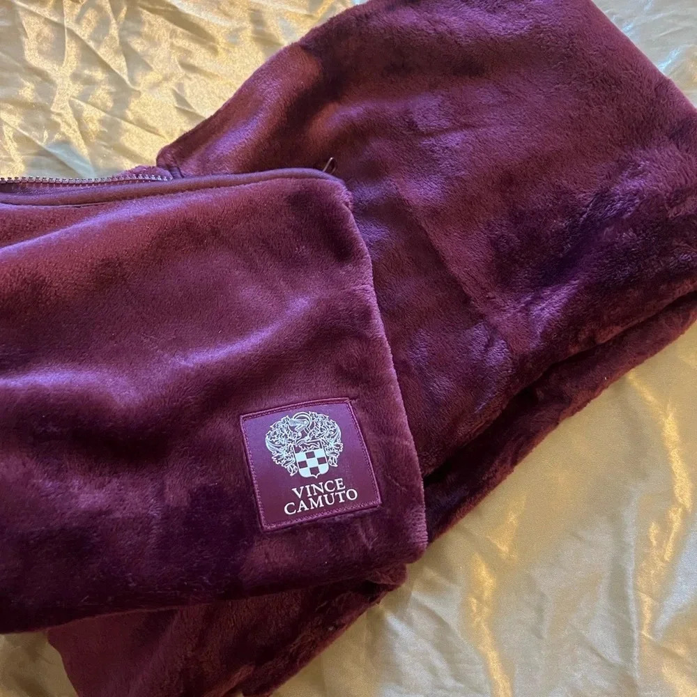 Vince camuto travel blanket with zipper storage bag. - Picture 3 of 8